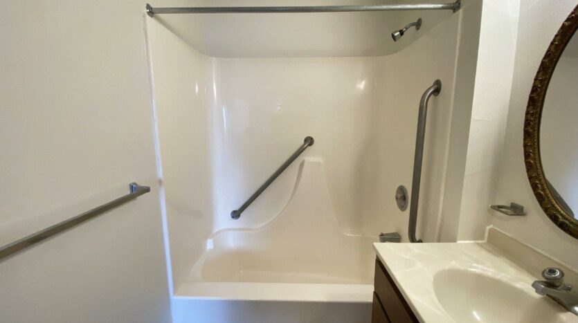 orkshire Apartments in Brookings, SD - Bathtub and Shower