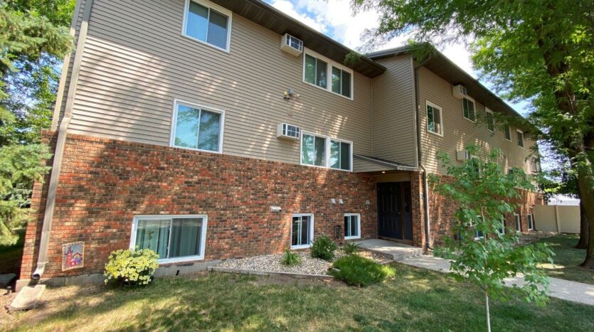 Autumn Grove Apartments in Mitchell, SD - Exterior3