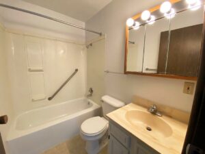 Kanyon Krossing Apartments in Miller, SD - Alternative Layout Bathroom