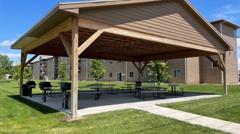 Edgerton Place Apartments in Mitchell, SD - Picnic Area