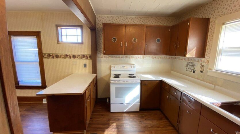 208 W Beebe St in Chamberlain, SD - Kitchen