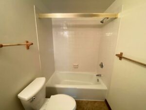 Heritage Apartments in Mitchell, SD - Bathtub and Shower