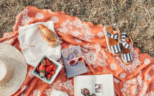 A basket full of the perfect picnic tips