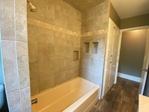813 NE 8t Street in Madison, SD - Bathroom Shower and Bathtub