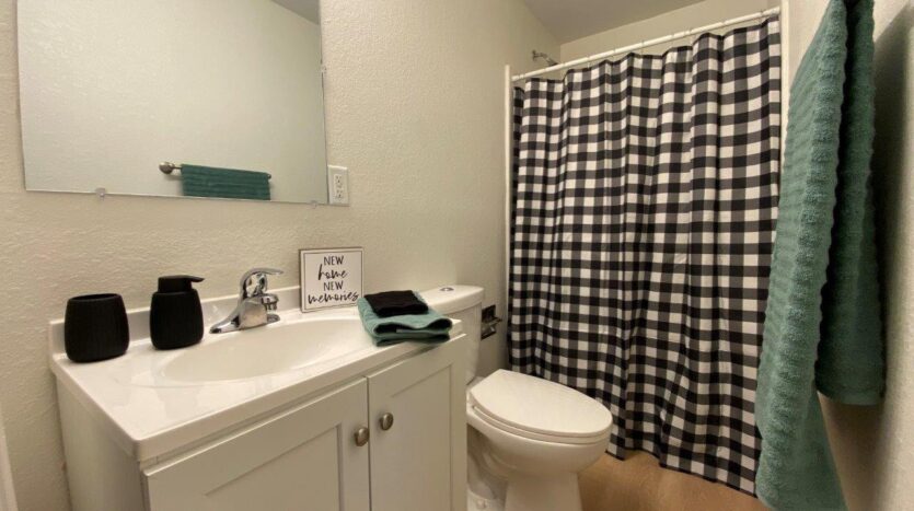 The Cottage in Watertown, SD - Double Room Bathroom