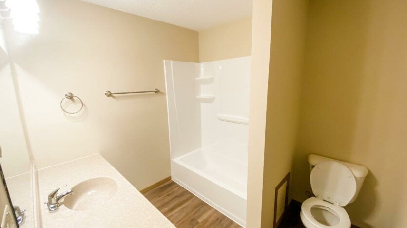 Heritage Apartments in Brookings, SD - Full Bathroom
