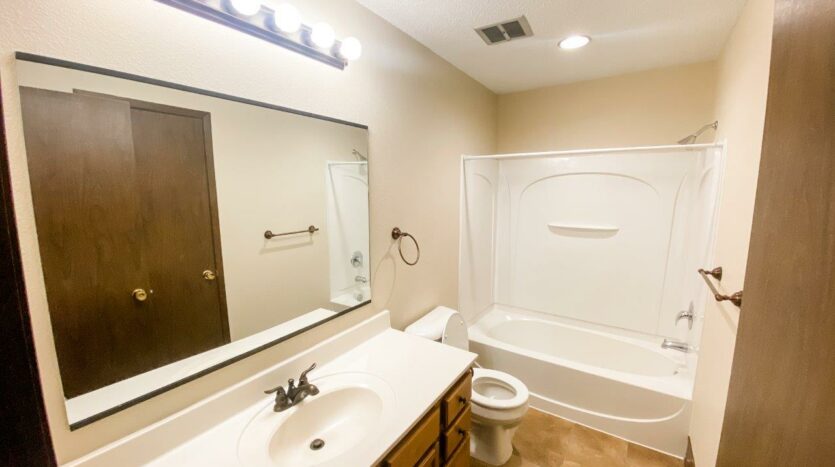 Westgate Apartments in Brookings, SD - 1037 Bathroom View 2