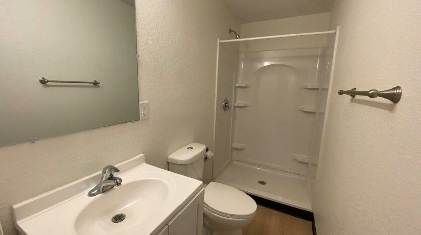 The Cottage in Watertown, SD - Double Room Bathroom