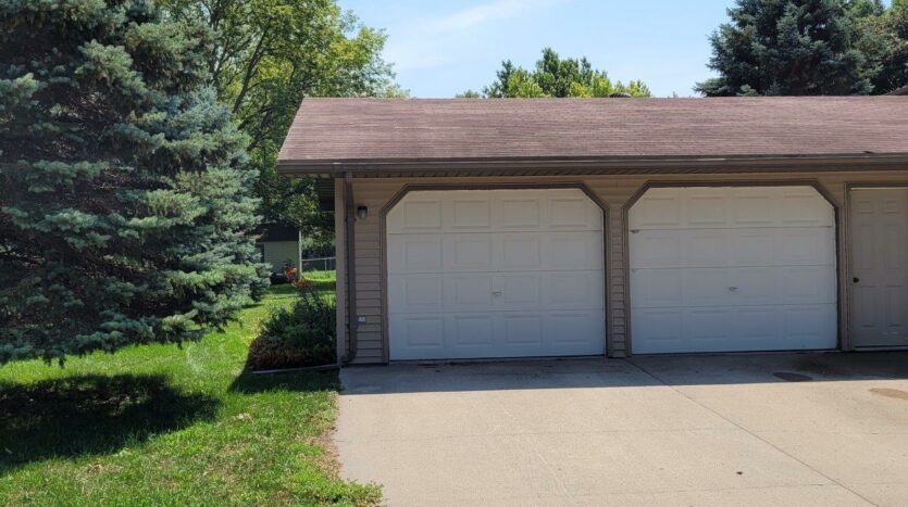 20th & State Duplex in Brookings, SD - Double Garage for 524 Unit
