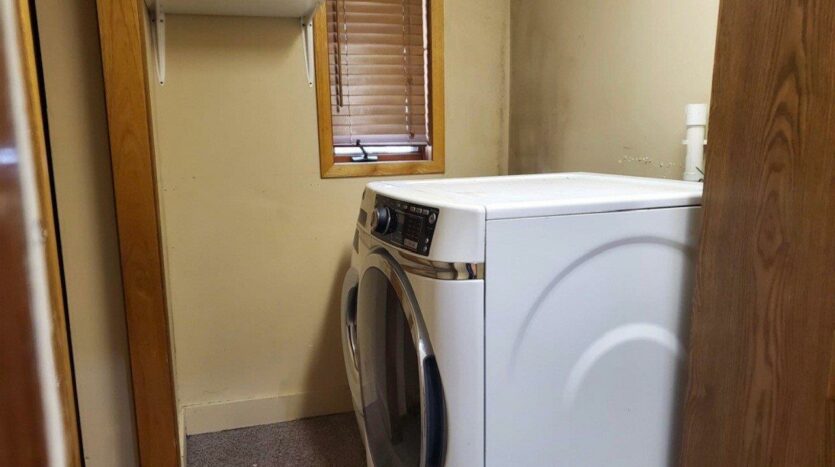 822 N Summit in Madison, SD - Laundry