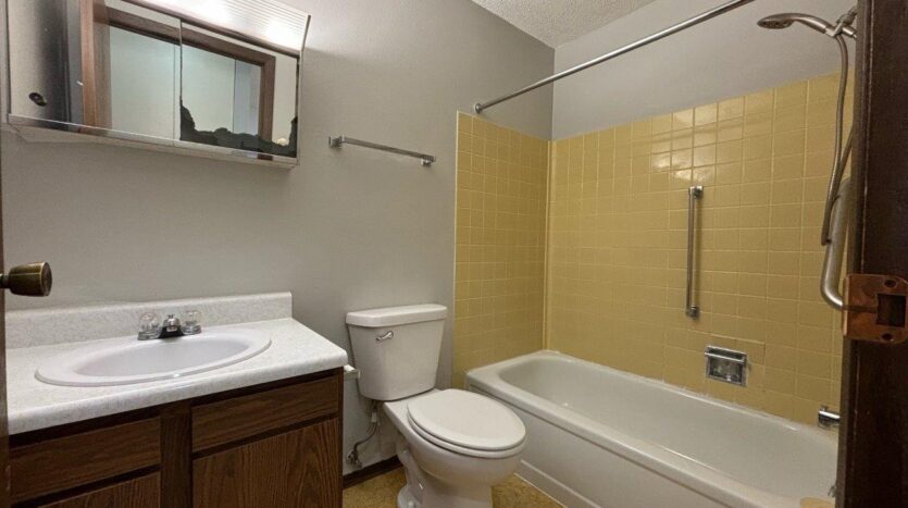 Deuel Manor Apartments in Toronto, SD - Bathroom