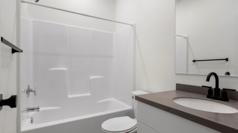 The Links in Yankton, SD - *example 2 bedroom bathroom