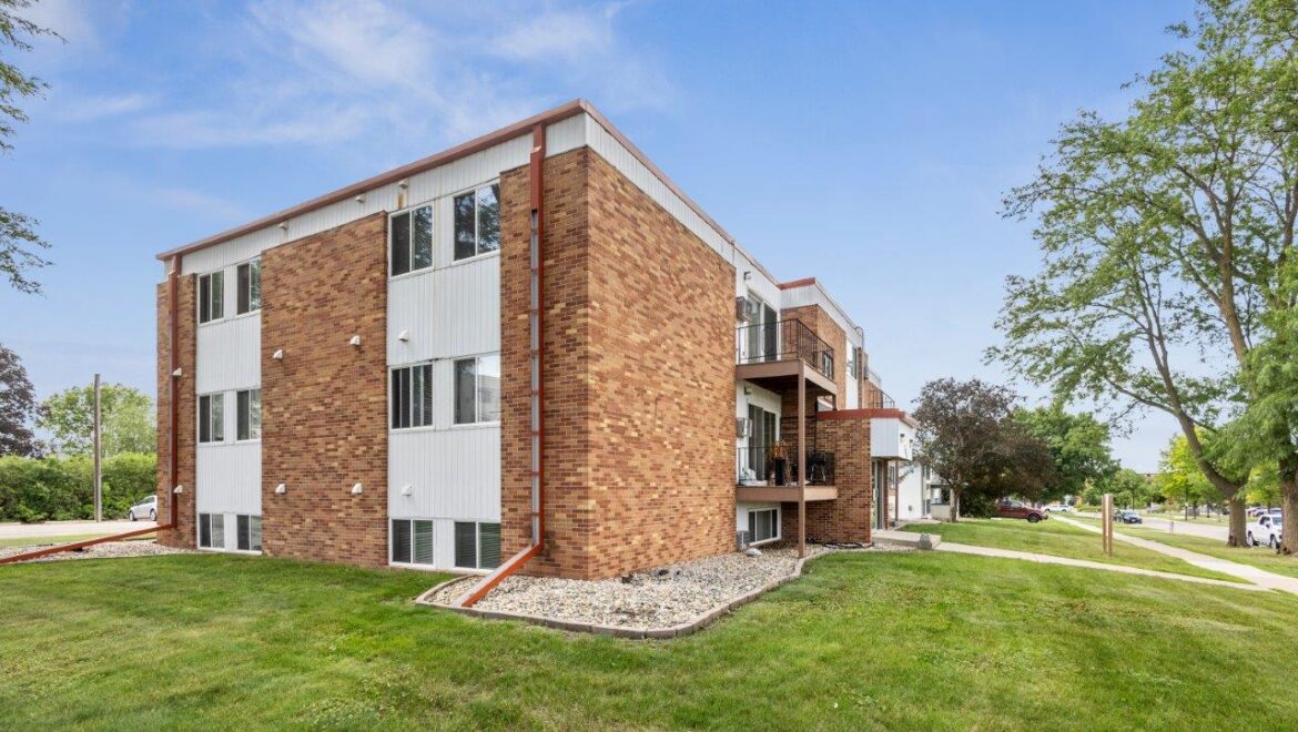 Brooks Manor Apartments in Brookings, SD - Exterior 2