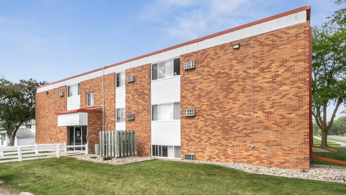 Brooks Manor Apartments in Brookings, SD - Exterior 3