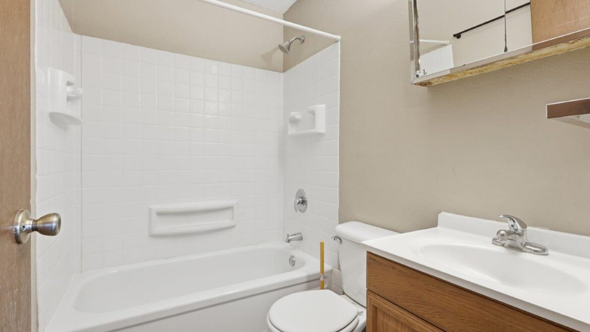Brooks Manor Apartments in Brookings, SD - Bathroom