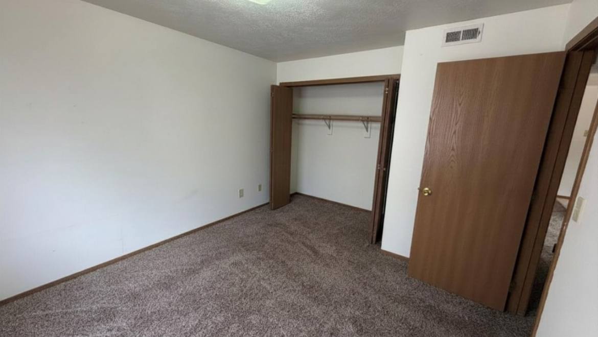 lincoln apartments (vermillion) bedroom 1