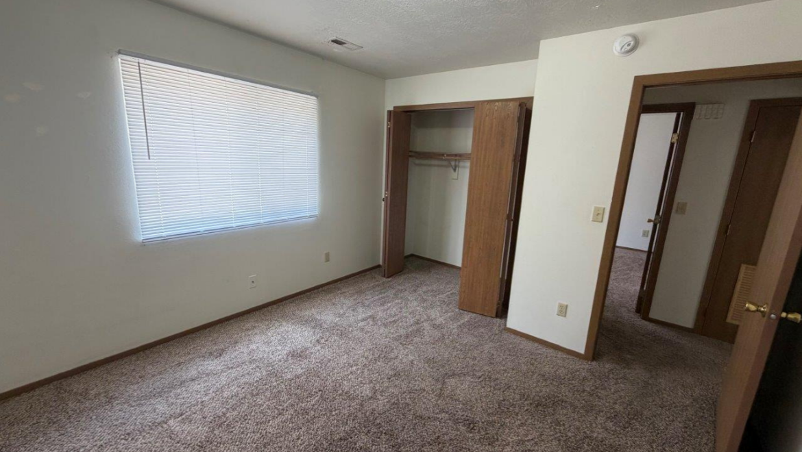 lincoln apartments (vermillion) bedroom2