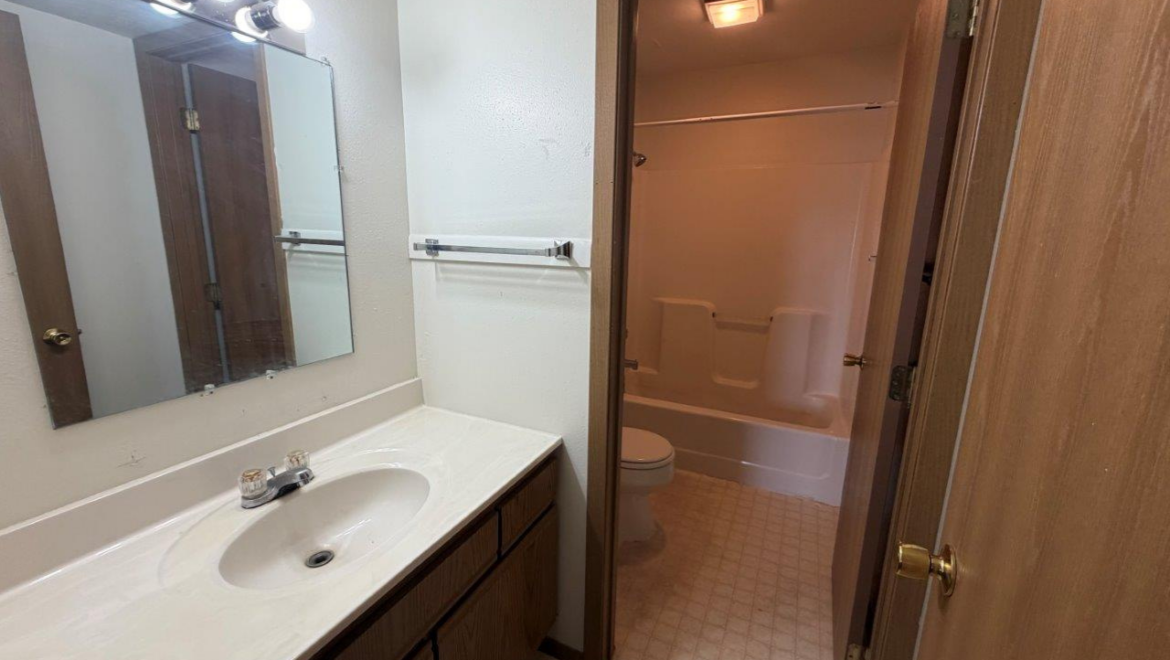lincoln apartments (vermillion) bathroom vanity