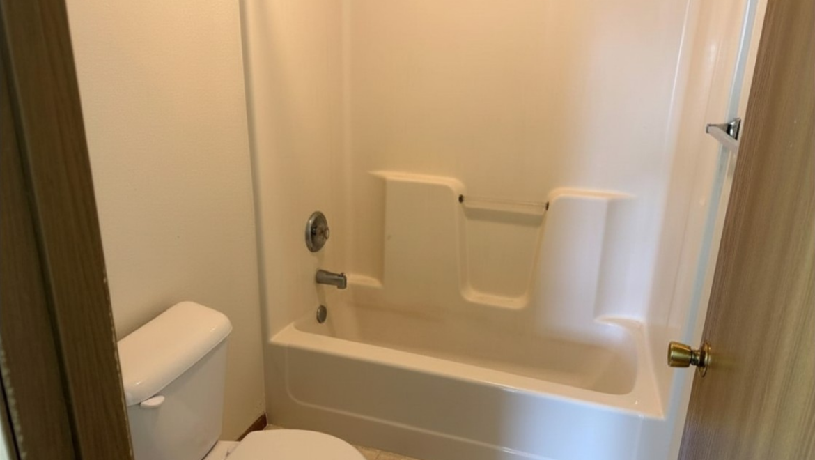lincoln apartments (vermillion) toilet shower