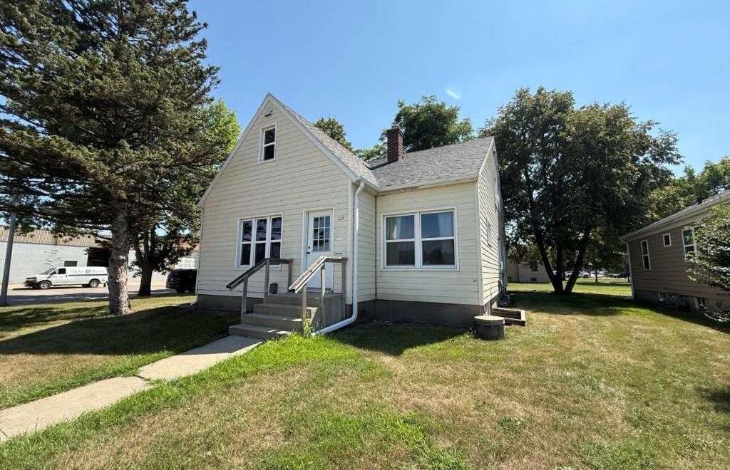 224 6th street in brookings, sd - featured image
