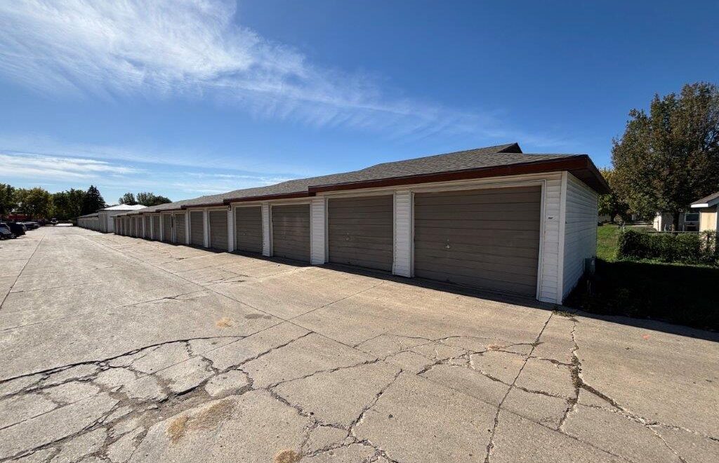 Cedar Apartments in Brookings, SD - Garages